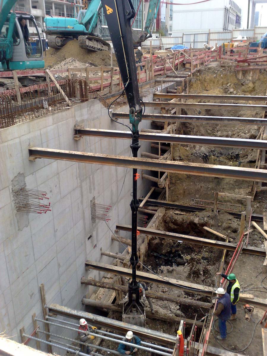 Terrassement profond et soutènement en tranchée blindée sur un chantier PGP